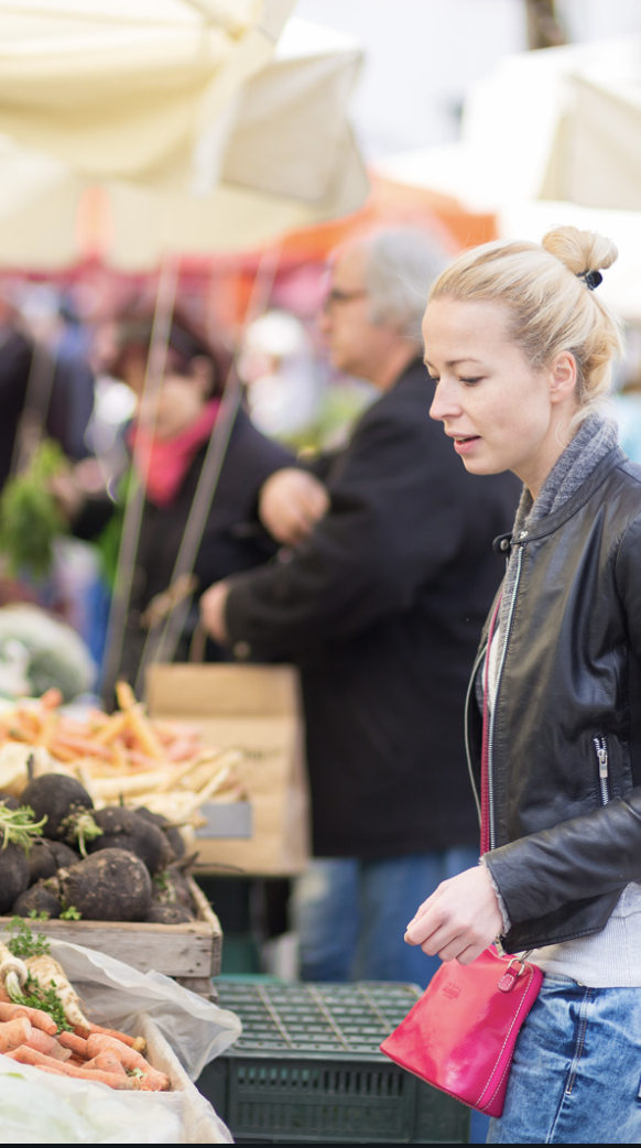 femme faisant le marché